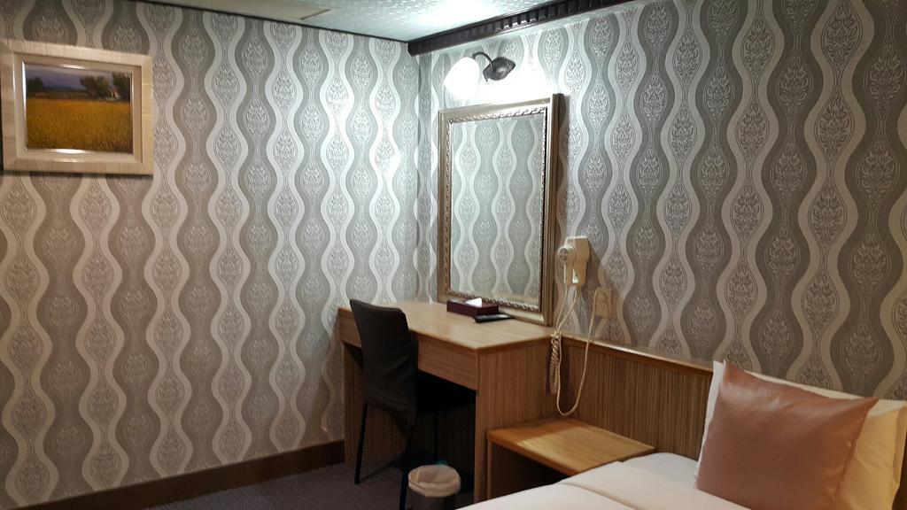 Mei Hua Hotel Kaohsiung Extérieur photo