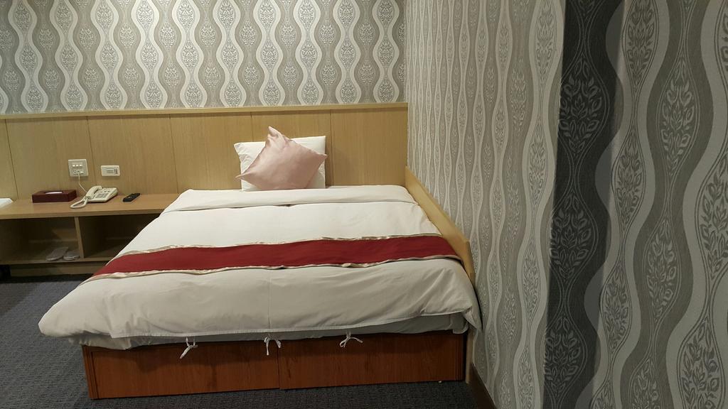 Mei Hua Hotel Kaohsiung Extérieur photo