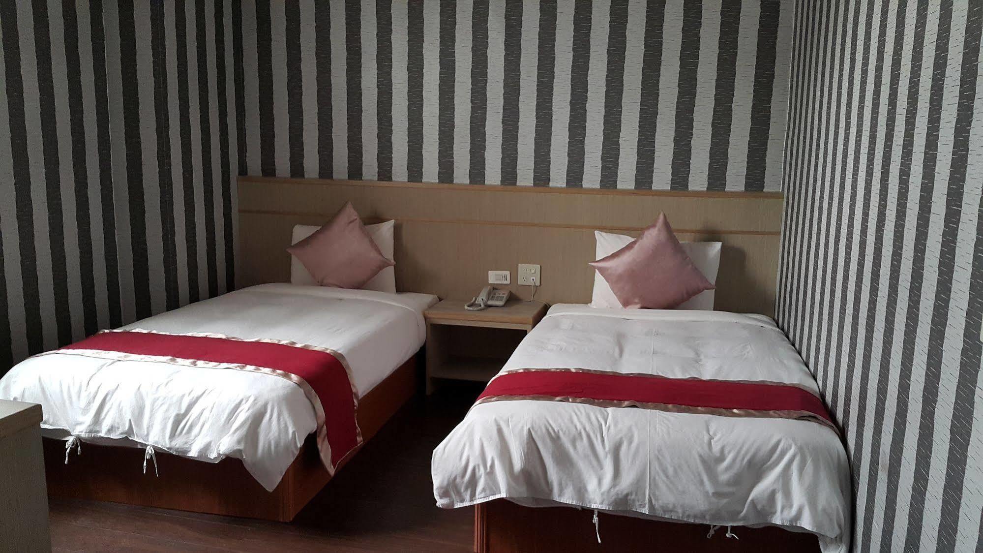 Mei Hua Hotel Kaohsiung Extérieur photo