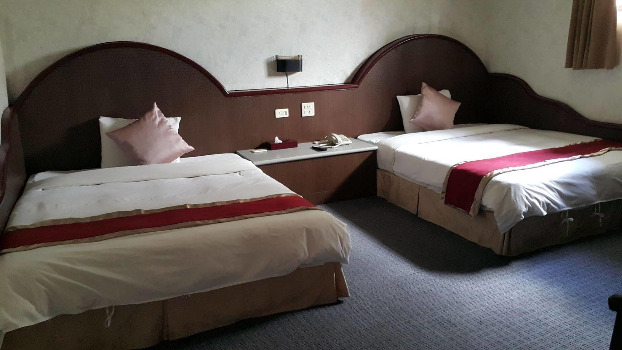Mei Hua Hotel Kaohsiung Extérieur photo
